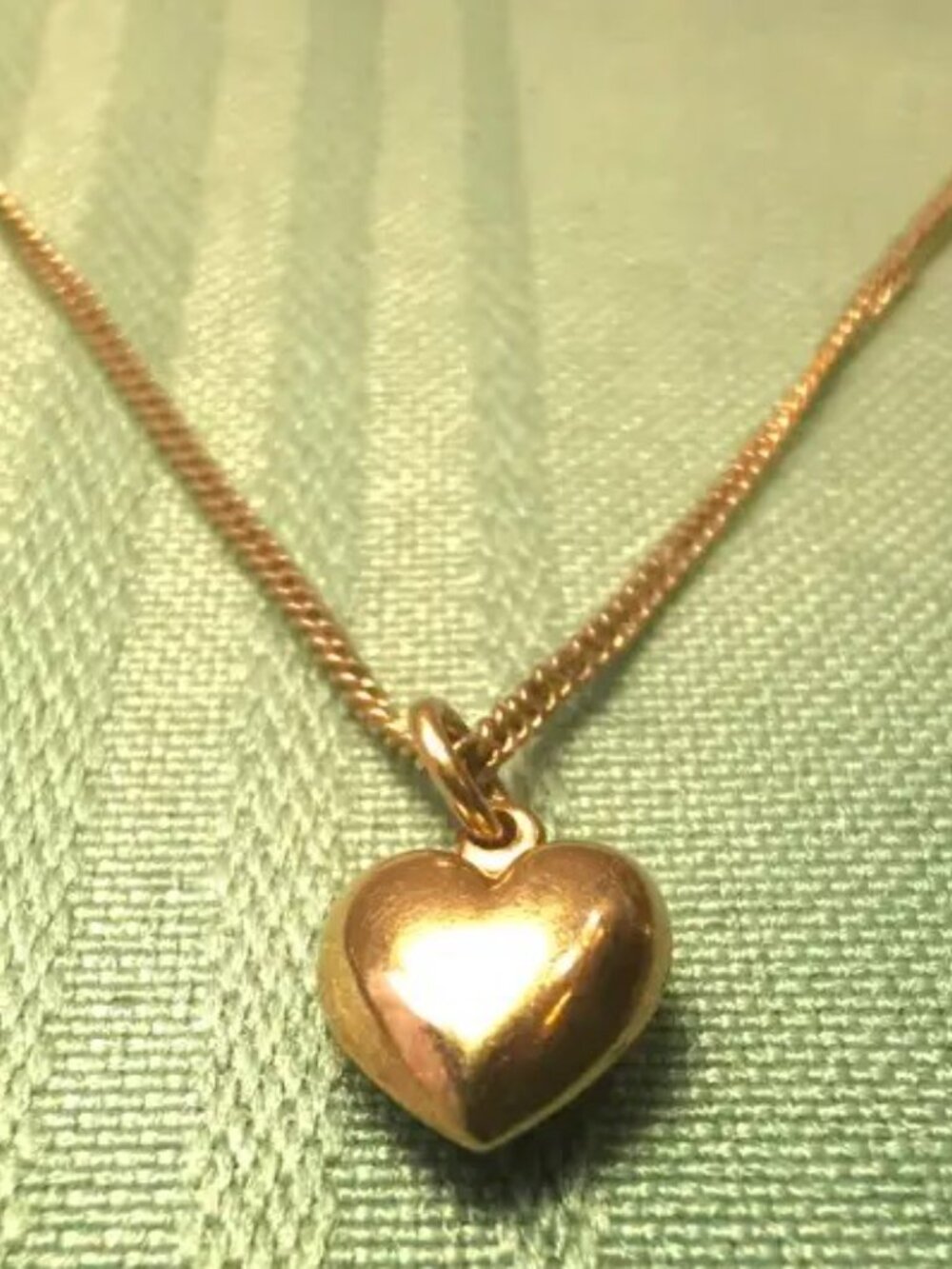 1980s Solid 10K Yellow Gold Puffed Heart Pendant Necklace - 15.5" Curb Chain